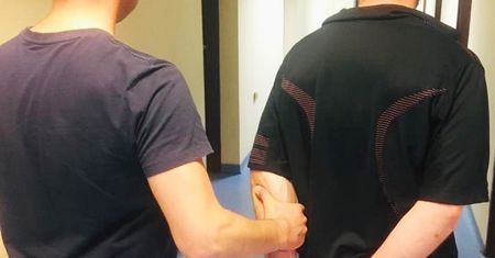 Kopał, uderzał pięścią i groził. Chciał ukraść piwo