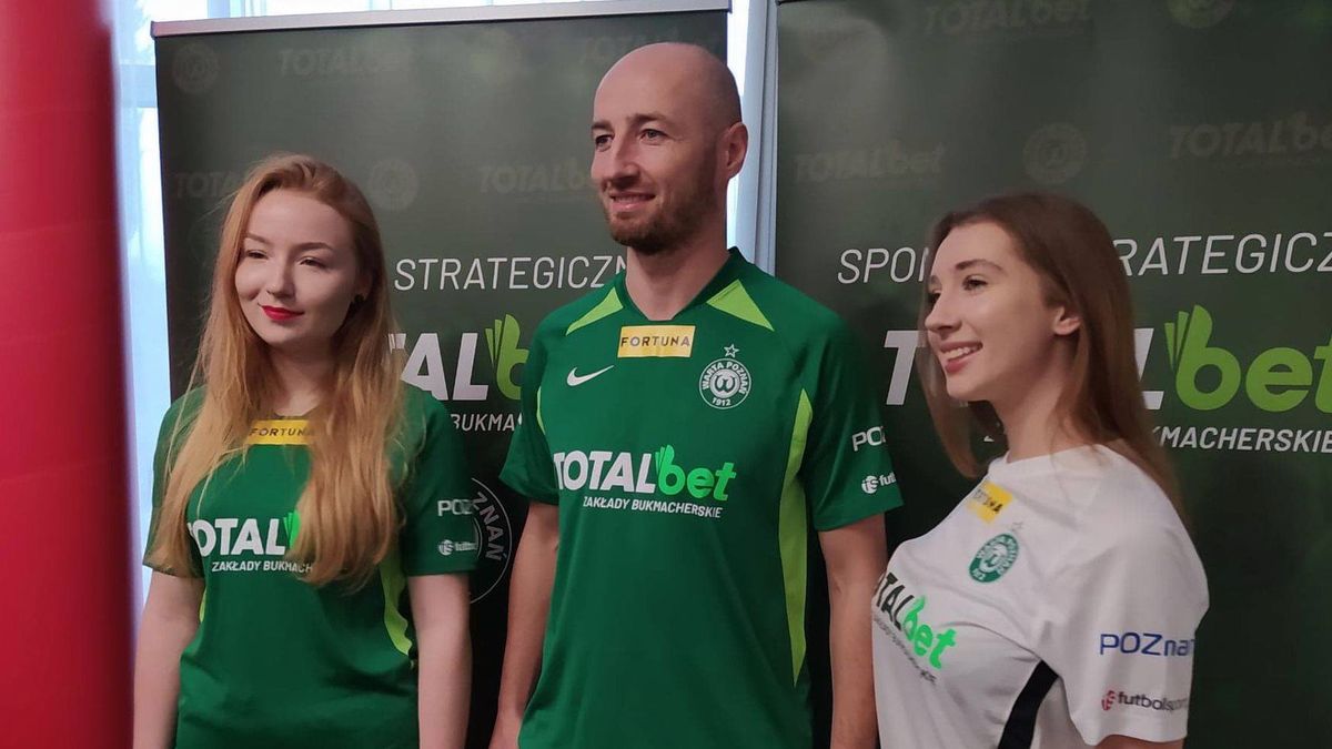Zdjęcie okładkowe artykułu: WP SportoweFakty / Szymon Mierzyński / Łukasz Trałka prezentuje nową koszulkę Warty Poznań