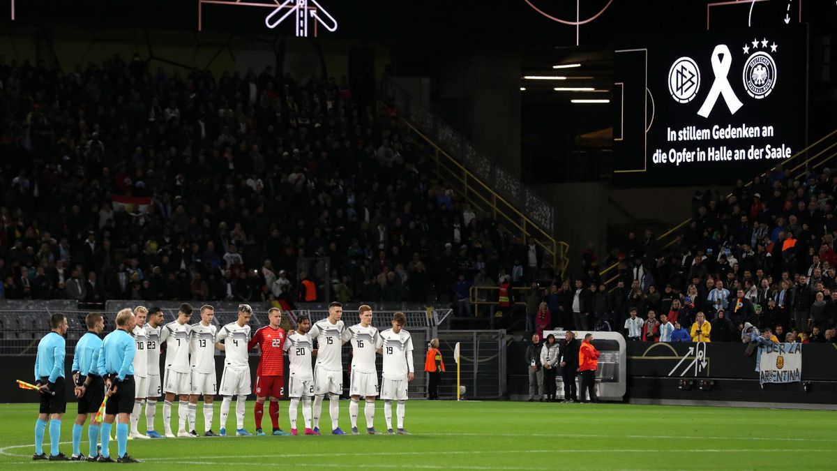 piłkarze podczas minuty ciszy przed meczem Niemcy - Argentyna