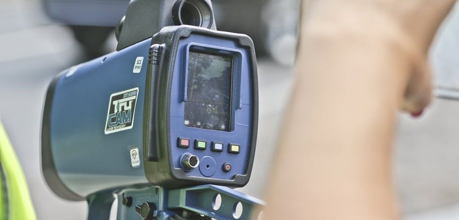 Minęli patrol policji i wcisnęli gaz. Obaj stracili prawa jazdy