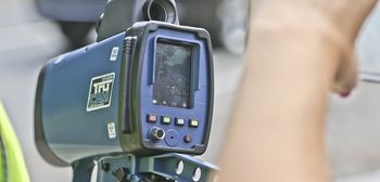 Minęli patrol policji i wcisnęli gaz. Obaj stracili prawa jazdy