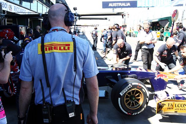 Pracownicy Pirelli na padoku toru w Australii