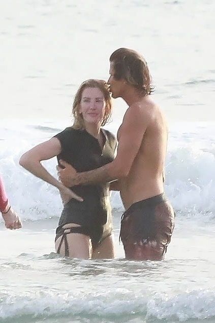 Ellie Goulding w ramionach przystojnego surfera