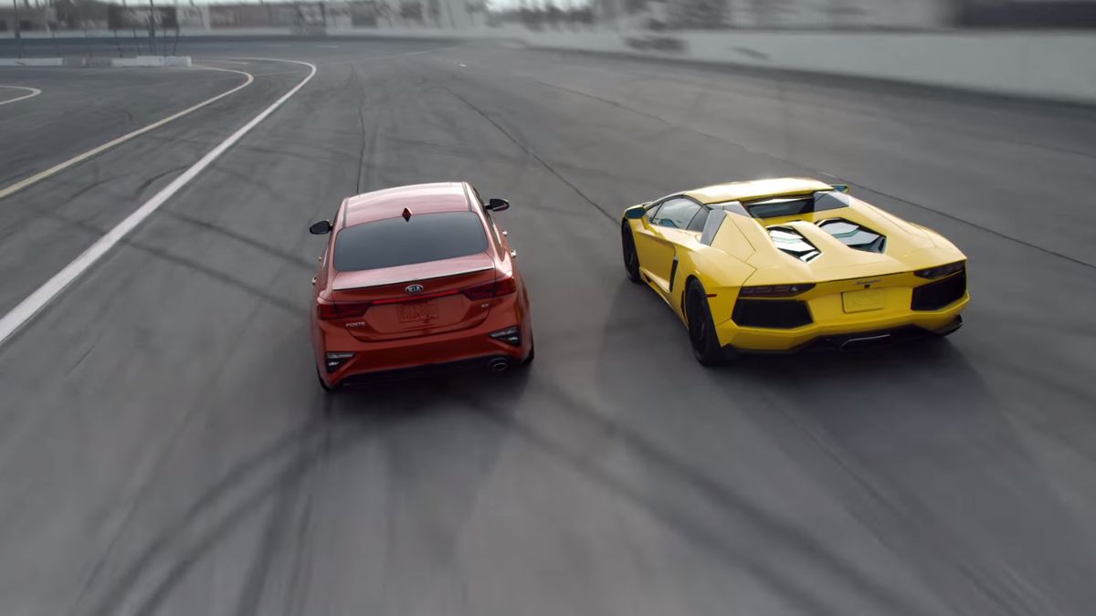 Chociaż Kia ma argumenty, że Forte jest lepsze od Aventadora, Lamborghini ma lepszy kolor.