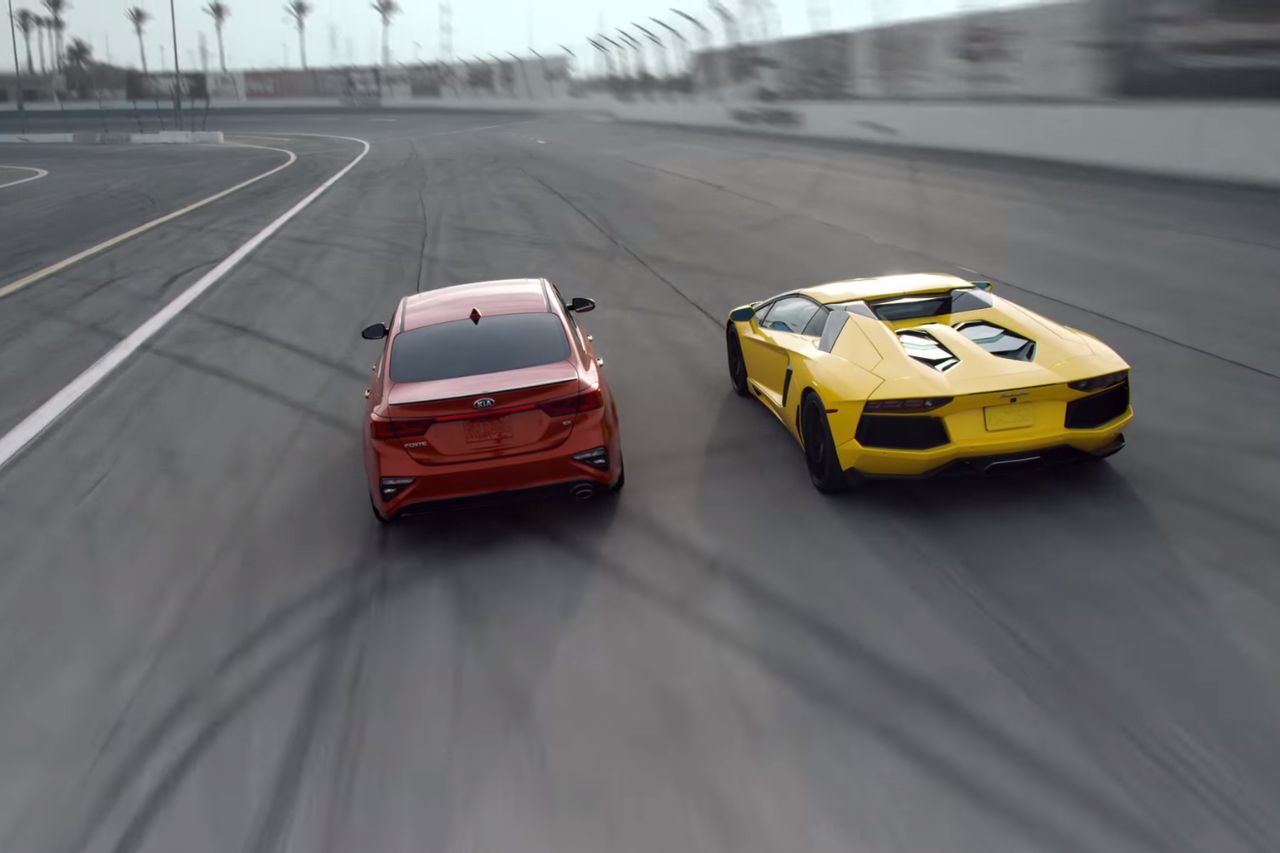 Chociaż Kia ma argumenty, że Forte jest lepsze od Aventadora, Lamborghini ma lepszy kolor.