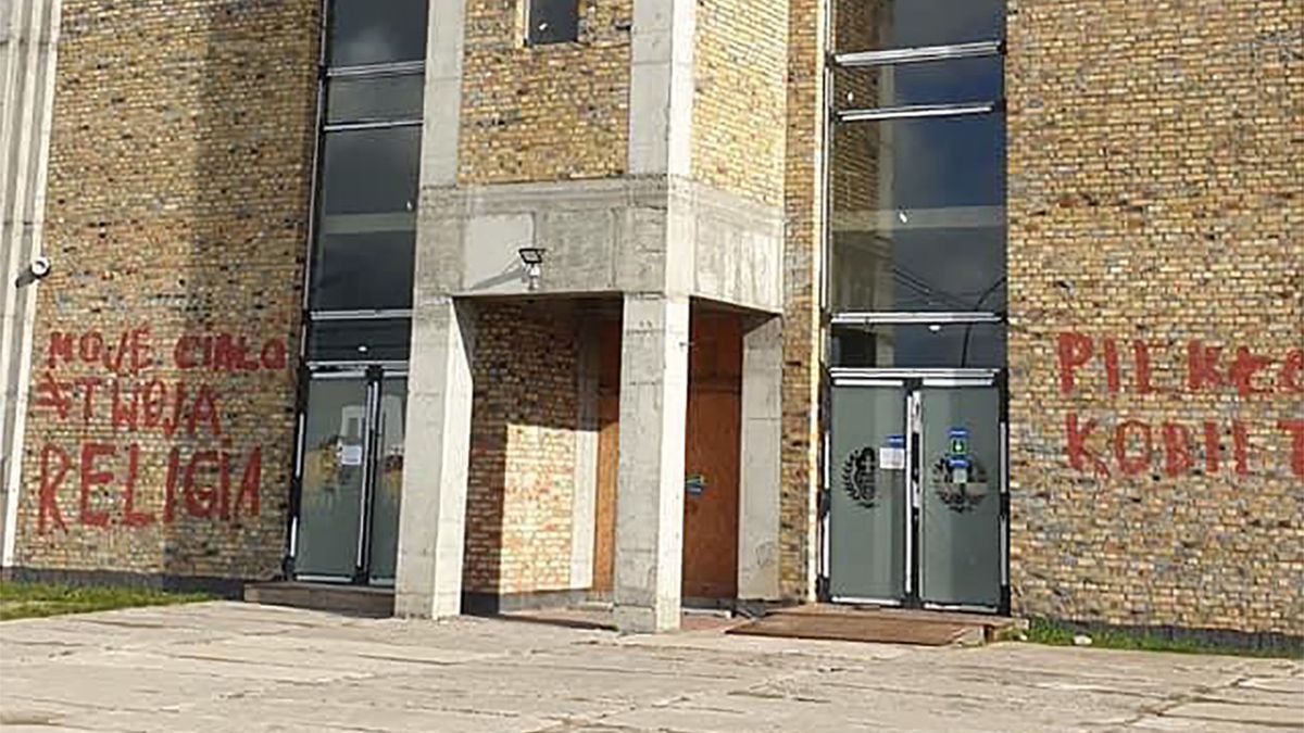 Protestujący zniszczyli fasadę warszawskiego kościoła św. Mateusza