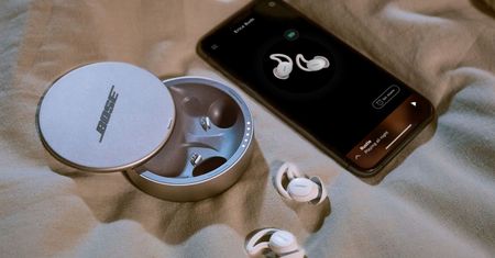 Bose Sleepbuds II - najfajniejsze zatyczki do uszu na noc. Czy w końcu bez poważnej wady?