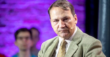 Burza wokół Sikorskiego. "Tak nie powinno być". Powrót do polskiej polityki pod znakiem zapytania