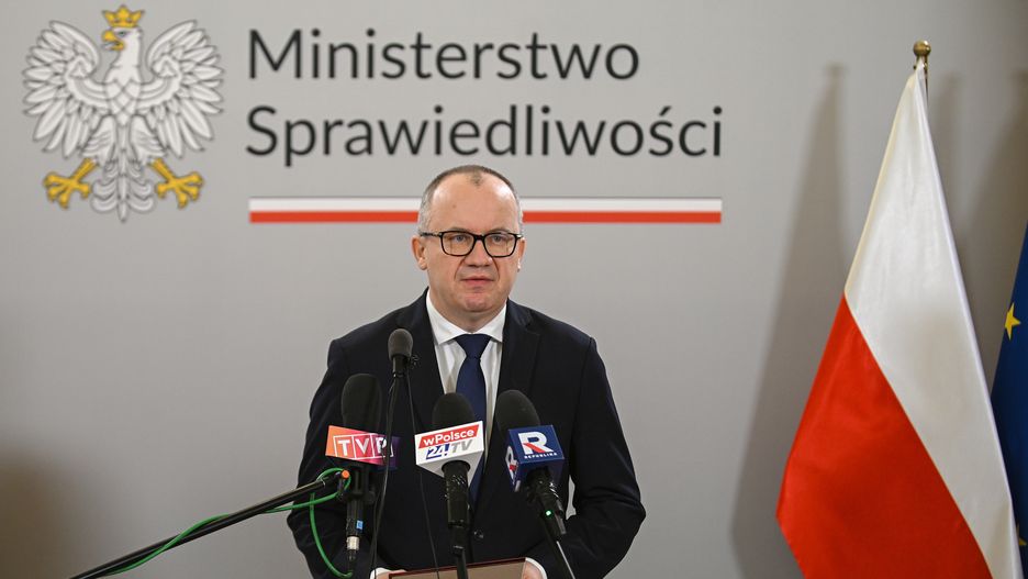Warszawa, 09.12.2024. Minister sprawiedliwości Adam Bodnar podczas konferencji prasowej w siedzibie resortu w Warszawie, 9 bm. Spotkanie dot. podsumowania roku działań na rzecz przywracania praworządności. (mr) PAP/Marcin Obara