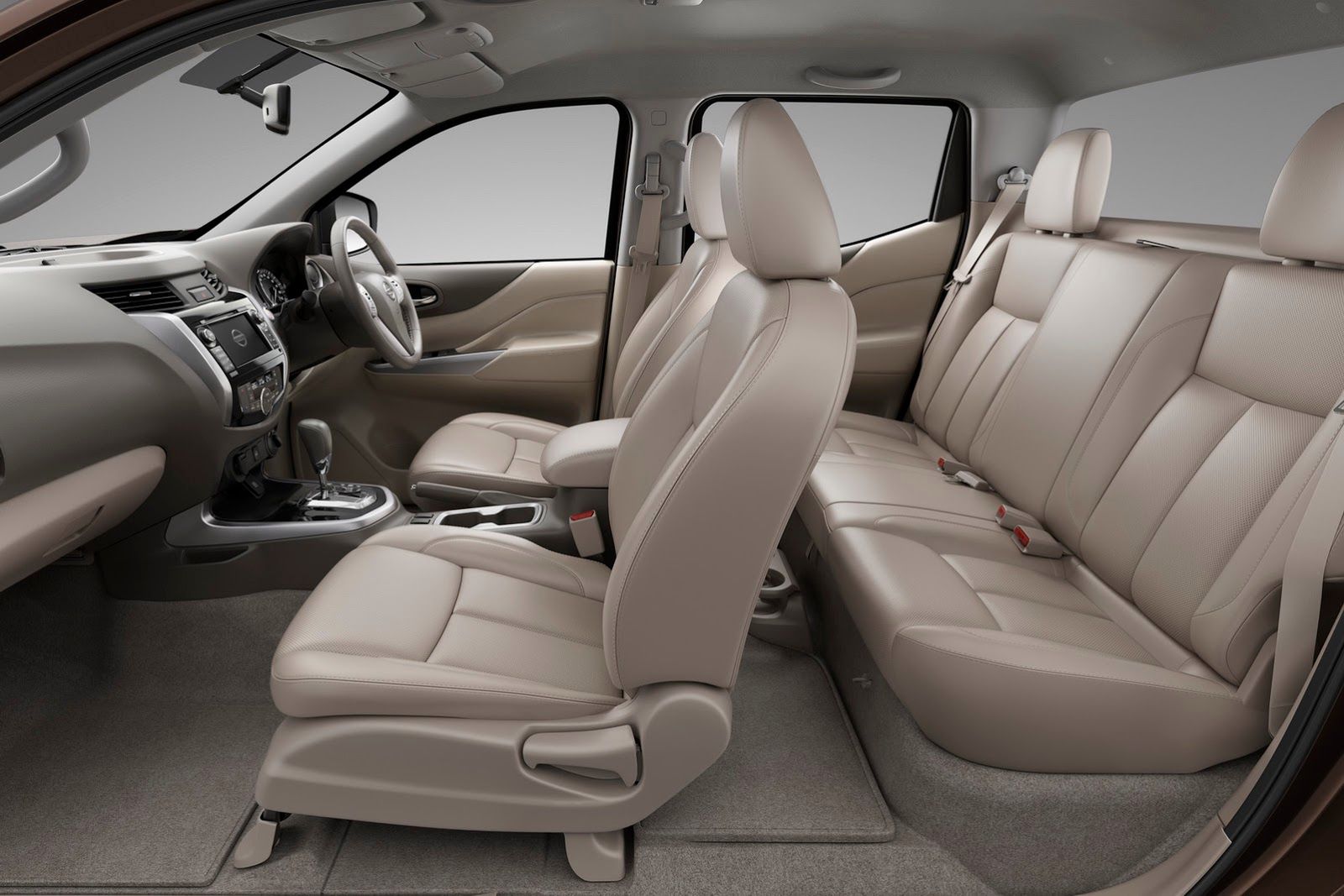 Nowy Nissan Navara - obszerna galeria producenta 49