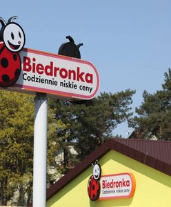 W Krakowie wiatr zerwał dach z Biedronki. Jest nagranie