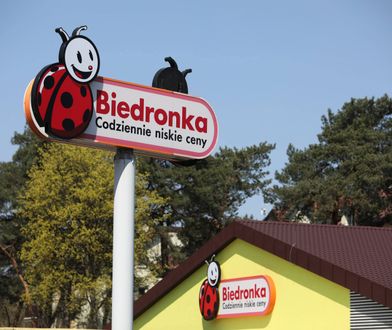 W Krakowie wiatr zerwał dach z Biedronki. Jest nagranie