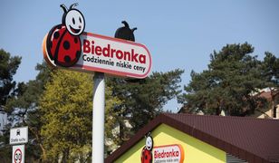 W Krakowie wiatr zerwał dach z Biedronki. Jest nagranie