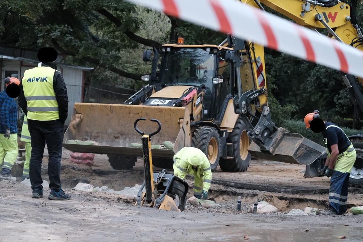 Służby MPWiK naprawiają nawierzchnię jezdni po awarii wodociągowej na ul. Głębokiej