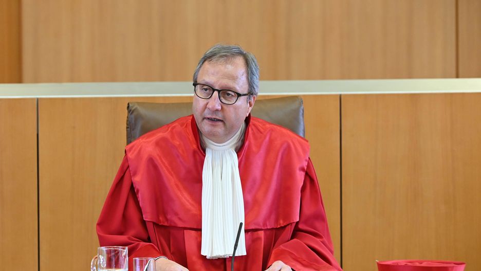 AfD wins Constitutional Court case against Seehofer in Germany09 June 2020, Baden-Wuerttemberg, Karlsruhe: Andreas Vosskuhle, Chairman of the Second Senate at the Federal Constitutional Court and outgoing President of the Court, announces the verdict on an action brought by the Alternative for Germany
(AfD) against German Interior Minister Horst Seehofer. In an interview with dpa in September 2018, Seehofer described the AfD as "corrosive to the state." However, since the interview has long since been taken down from the ministry's website, Tuesday's ruling is seen more as an admonishment rather than having serious consequences. Photo: Uli Deck/dpa Dostawca: PAP/DPA.Uli Deck