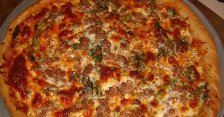Średnia pizza z kiełbasą na grubym cieście (Pizza Hut)