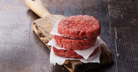 Surowe burgery z wołowiny (70% mięsa, 30% tłuszczu)