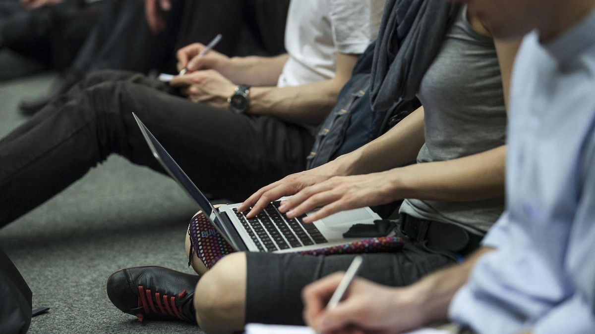 Są firmy, które nie szukają programistów na zewnątrz, tylko szkolą własnych pracowników.