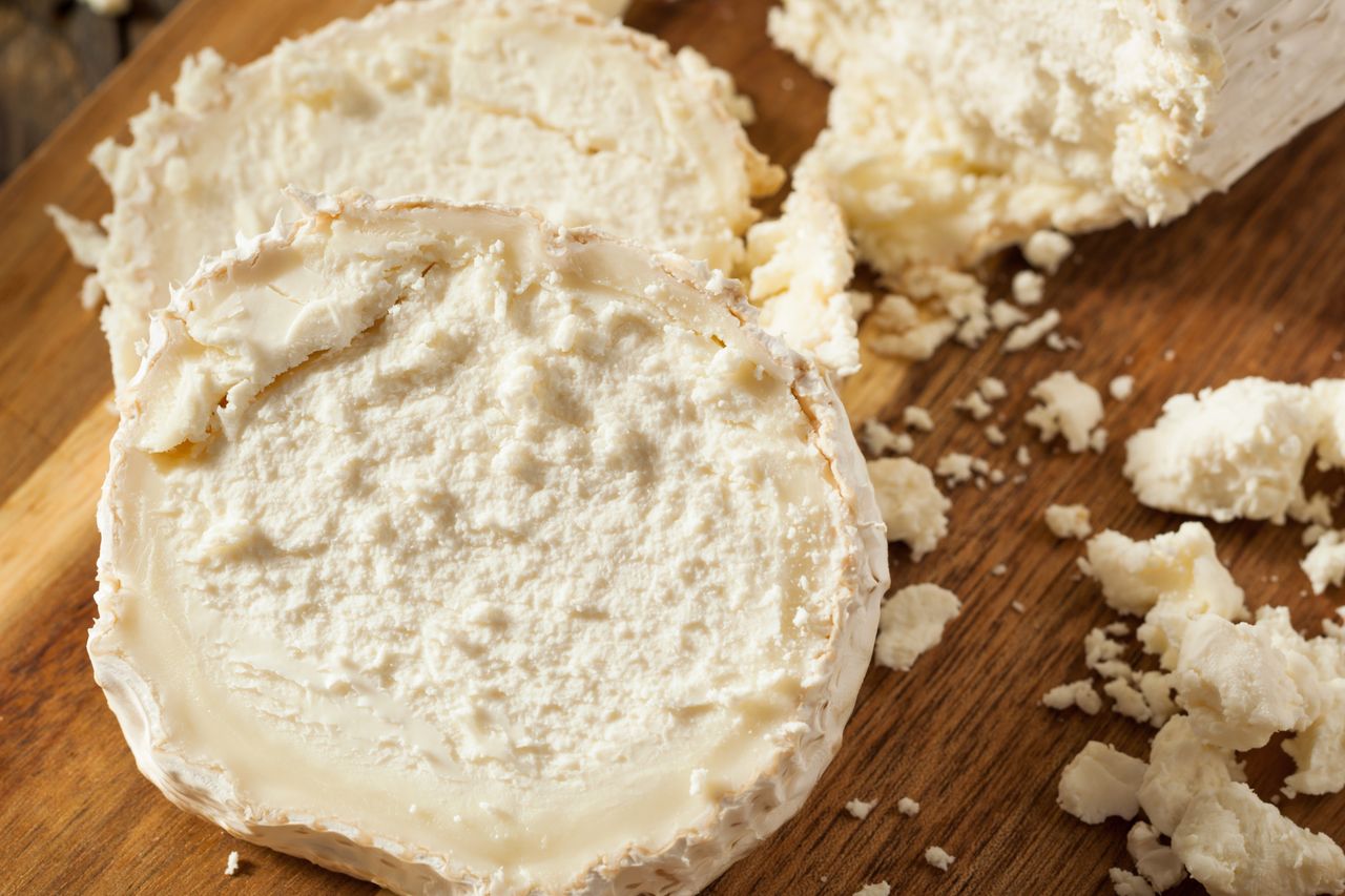Seniorzy powinni jeść ten ser. Wzmacnia serce i kości, poprawia trawienie