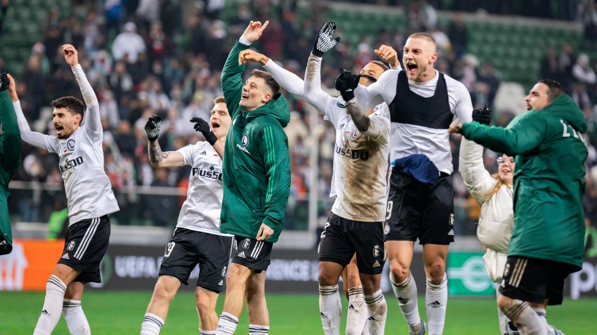 Getty Images / Mikołaj Barbanell / Na zdjęciu: świętujący piłkarze Legii Warszawa po zwycięstwie nad AZ Alkmaar (2:0)