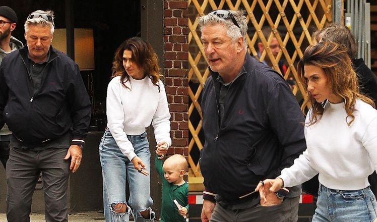 Alec Baldwin "przyłapany" na spacerze z 26 lat młodszą żoną i niespełna 2-letnią córką (ZDJĘCIA)