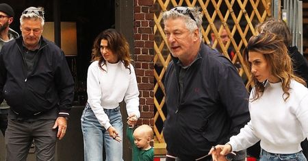 Alec Baldwin "przyłapany" na spacerze z 26 lat młodszą żoną i niespełna 2-letnią córką (ZDJĘCIA)