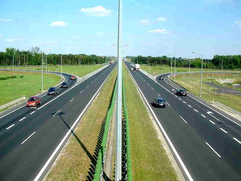 Otwarto pierwsze wiadukty nad budowaną autostradą A2
