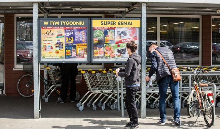 Sieć dyskontów postanowiła zaskoczyć konkurencję i klientów i oferuje ekspres do kawy praktycznie za darmo 