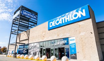 Migranci zaopatrują się w sklepach sportowych w kamizelki ratunkowe, wiosła, tratwy i małe łodzie, aby przepłynąć kanał La Manche 