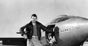 Charles "Chuck" Yeager. To on pierwszy pokonał barierę dźwięku
