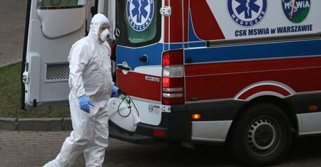 Koronawirus w Polsce. WUM: COVID-19 mogło przejść trzy razy więcej Polaków