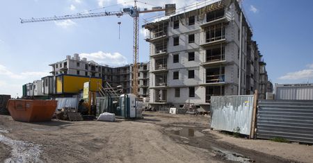 Niedobrze się dzieje na rynku mieszkaniowym. Gigant ostrzega Polaków