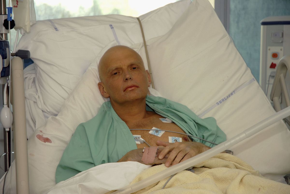 Aleksandr Litwinienko na łożu śmierci. Zmarł w 2006 r. po wypiciu herbaty z silnie radioaktywnym i toksycznym izotopem polonu