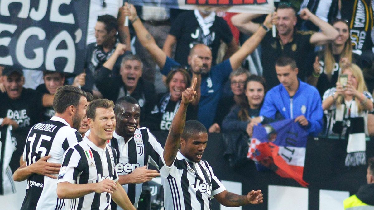 Piłkarz Juventusu Turyn, Douglas Costa (z prawej), cieszy się po zdobytej bramce