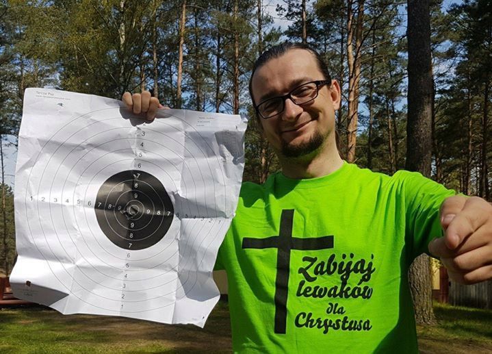 "Najmłodszy polski milioner" przeprasza za napis na koszulce. Kamil Cebulski tłumaczy jej kontekst