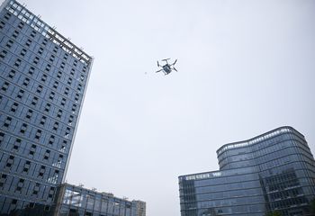 Ten dron nie musi lądować. Ładują go w trakcie lotu za pomocą mikrofal