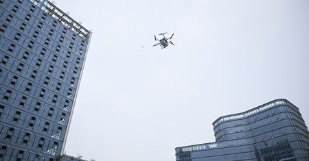Ten dron nie musi lądować. Ładują go w trakcie lotu za pomocą mikrofal