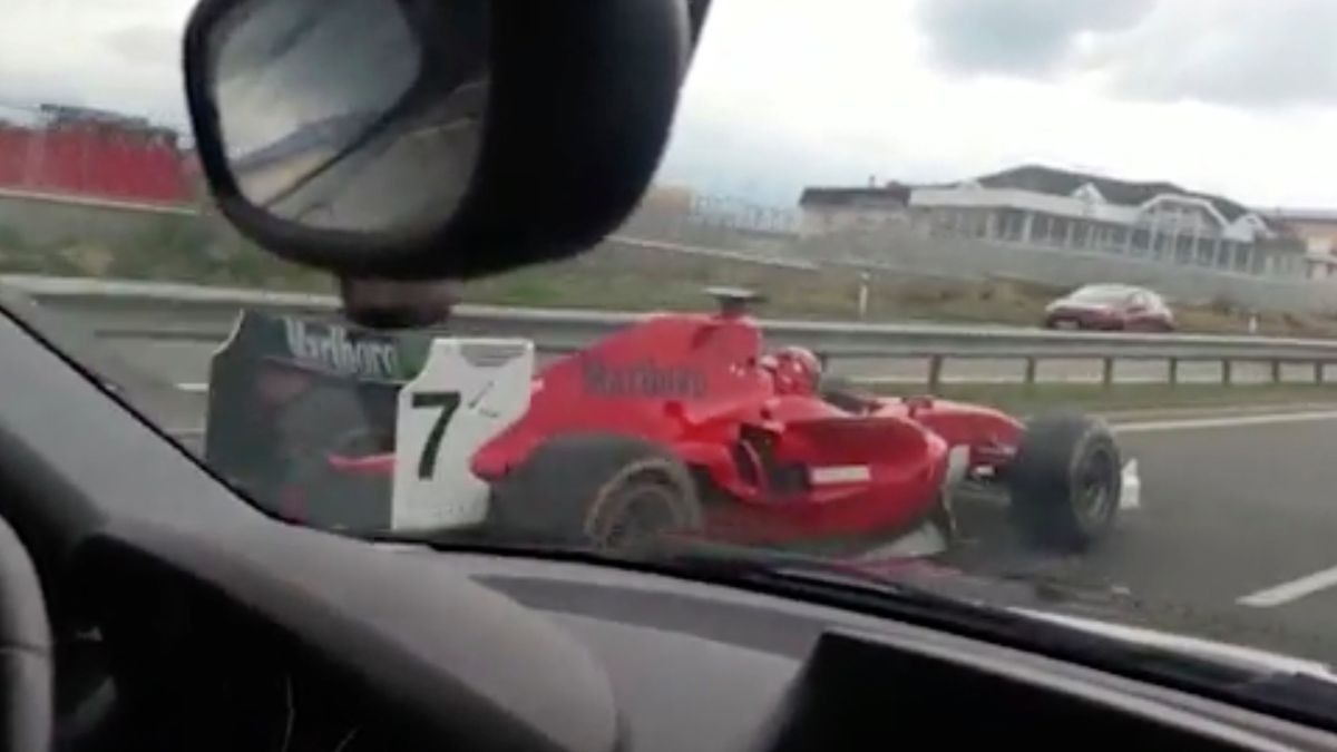 Materiały prasowe / Czeska Policja / Na zdjęciu: bolid F1 na drodze