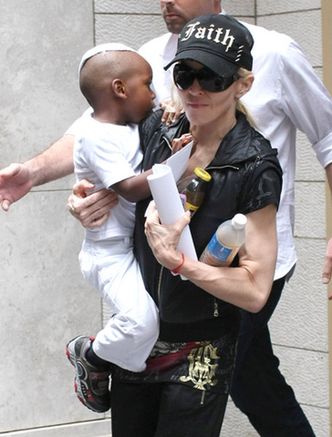 Madonna bierze dzieci!
