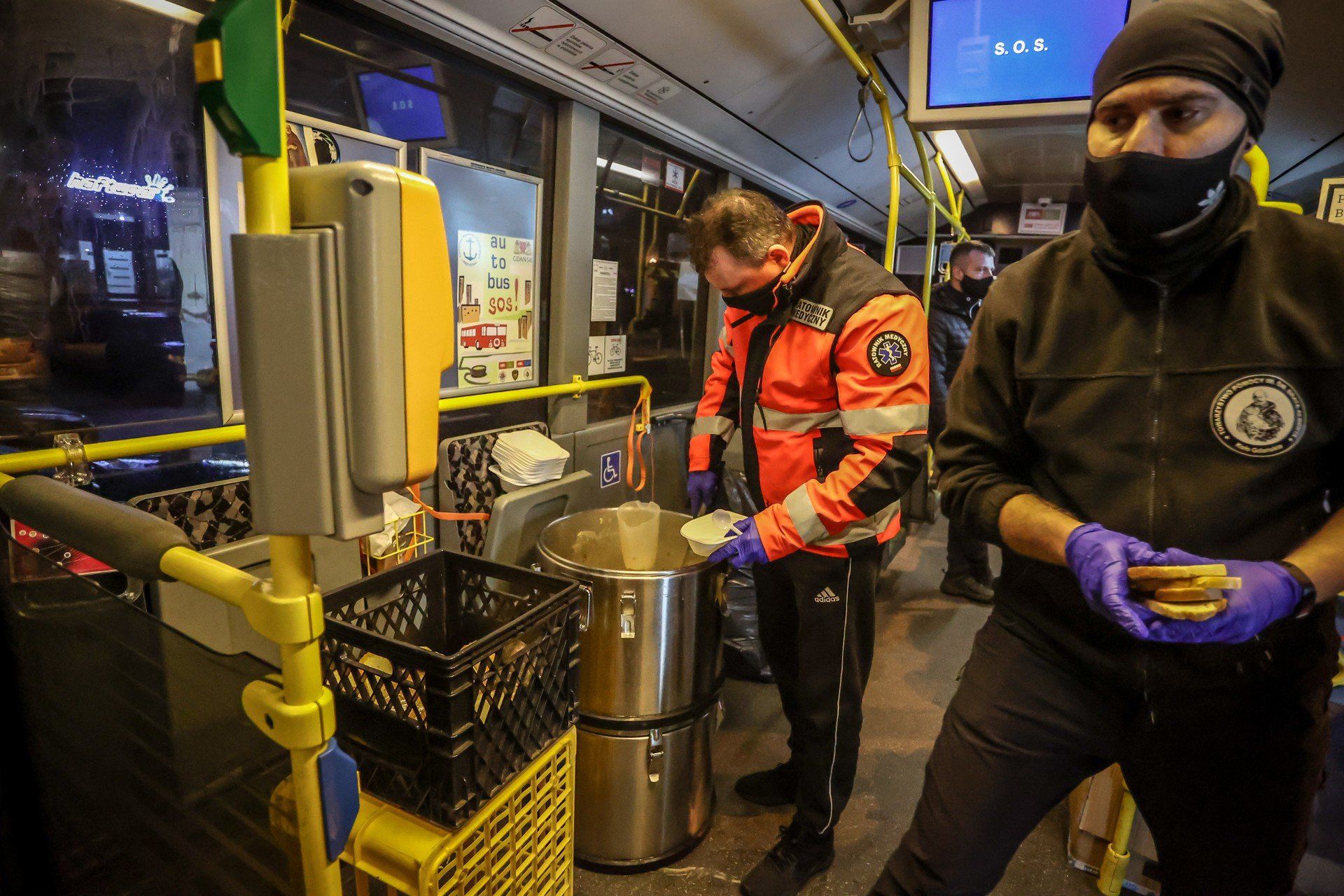 Autobus SOS zapewnia osobom w bezdomności gorący posiłek, ciepłą odzież - w tym swetry, kurtki, czapki i szaliki - oraz wsparcie medyczne.