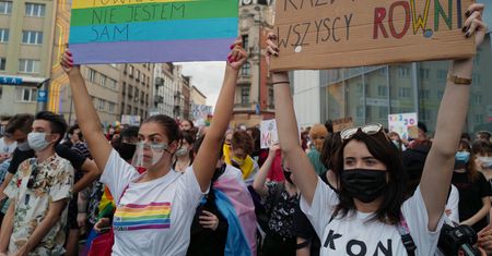 Zagraniczne marki wspierają osoby LGBT. Polskie? "Boją się"