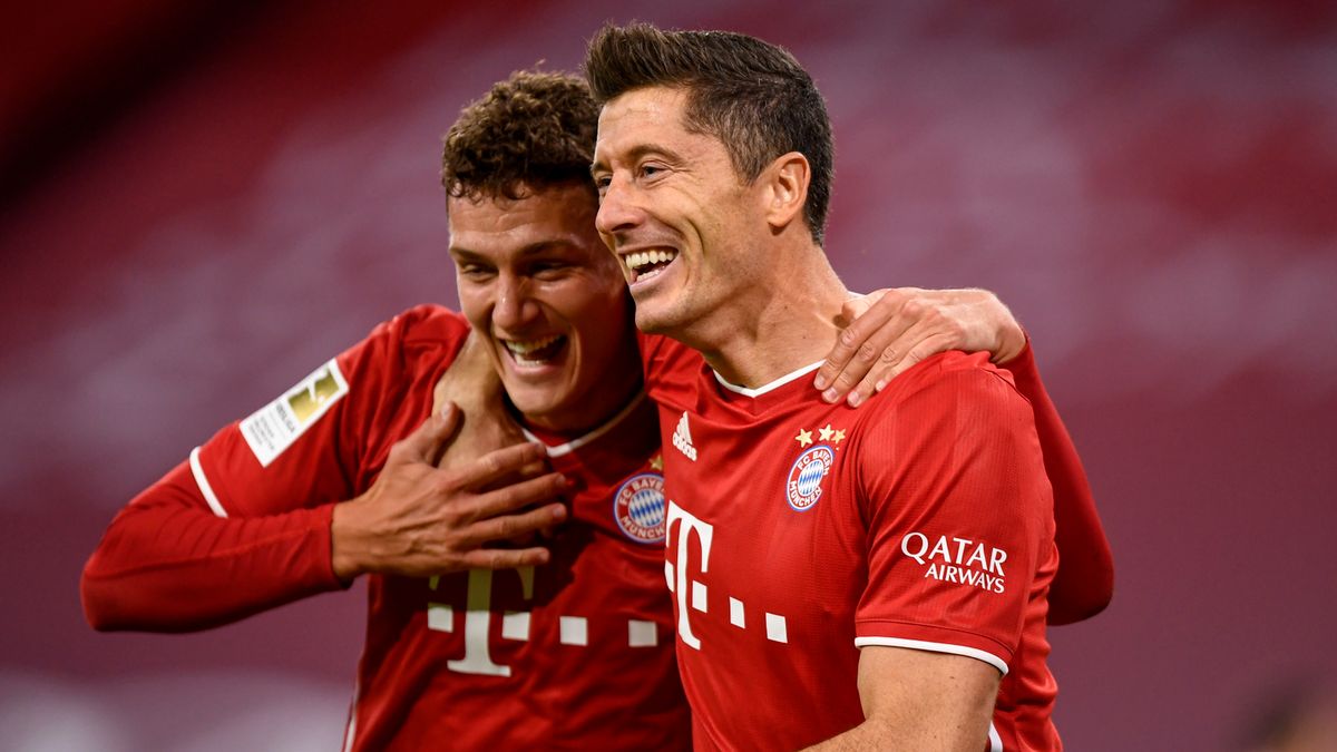 PAP/EPA / LUKAS BARTH-TUTTAS / Na zdjęciu: Benjamin Pavard i Robert Lewandowski