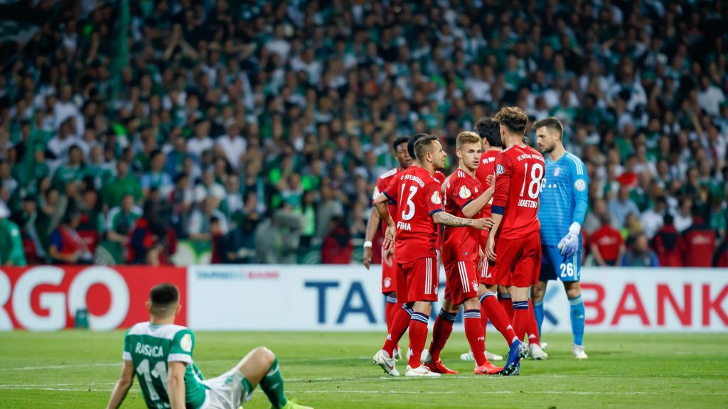 radość piłkarzy Bayernu i niepocieszony Milot Rashica z Werderu Brema