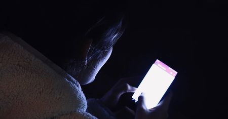 Chcesz lepiej spać? Zapomnij o trybie nocnym w smartfonie
