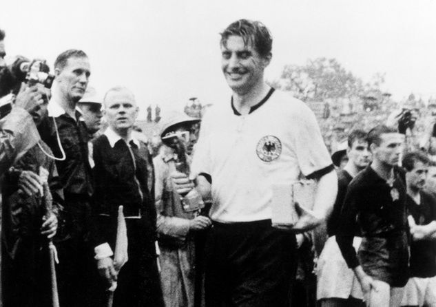 Frtiz Walter po zdobyciu mistrzostwa świata w 1954 roku / fot. Ferdi Hartung/ullstein bild/Getty Images
