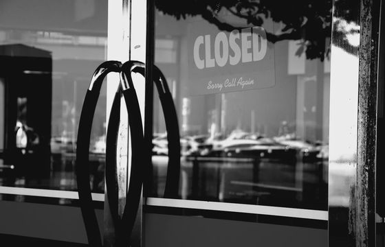 Zmiany w branży reklamowej budzą strach jej pracowników. Czas "rzucić papierami"?