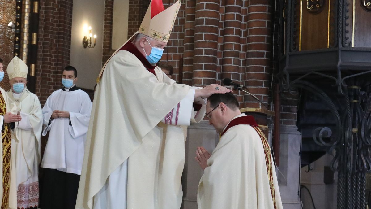 Ksiądz mówi, jak przebiegają święcenia po maturze. (zdj. podgl.)