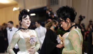 Gorset boleśnie zdeformował jej piersi. Jak ona oddycha?