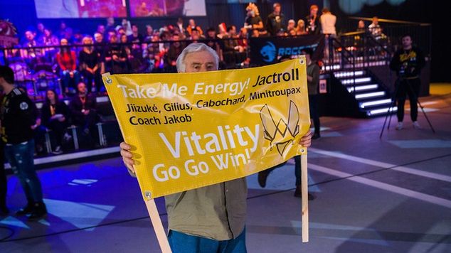 Materiały prasowe / Twitter / Dziadek Jactrolla kibicuje wnukowi