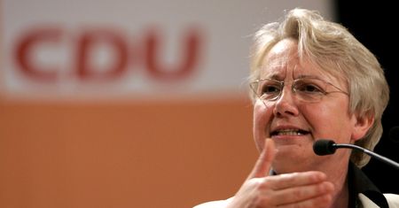 Minister oświaty Niemiec podała się do dymisji
